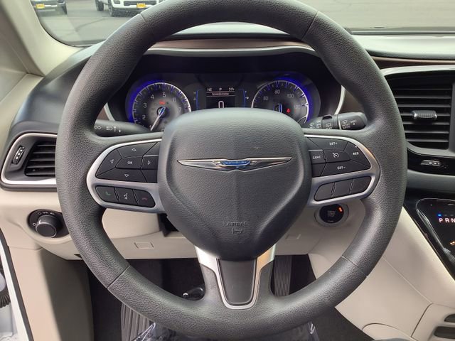 Used 2017 Chrysler Pacifica LX w/ Tire & Wheel Group FWD image 11