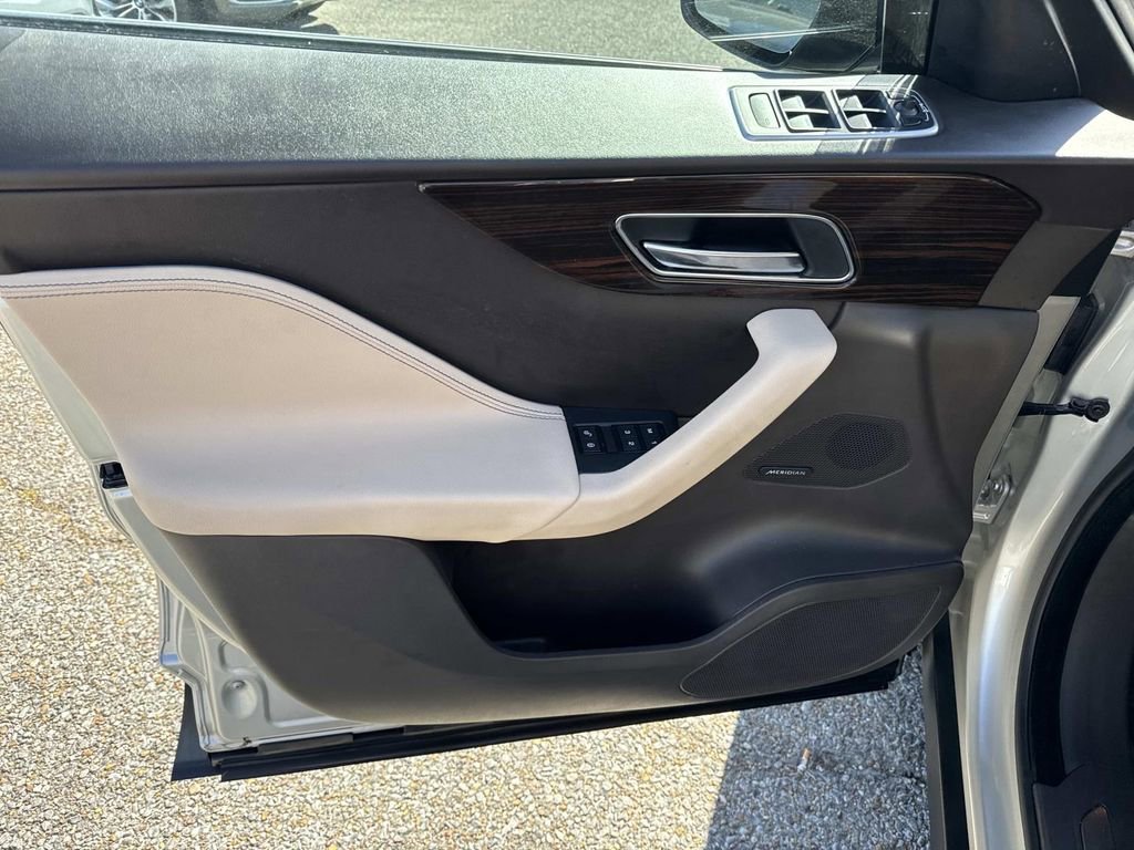 Used 2017 Jaguar F-PACE Prestige image 21