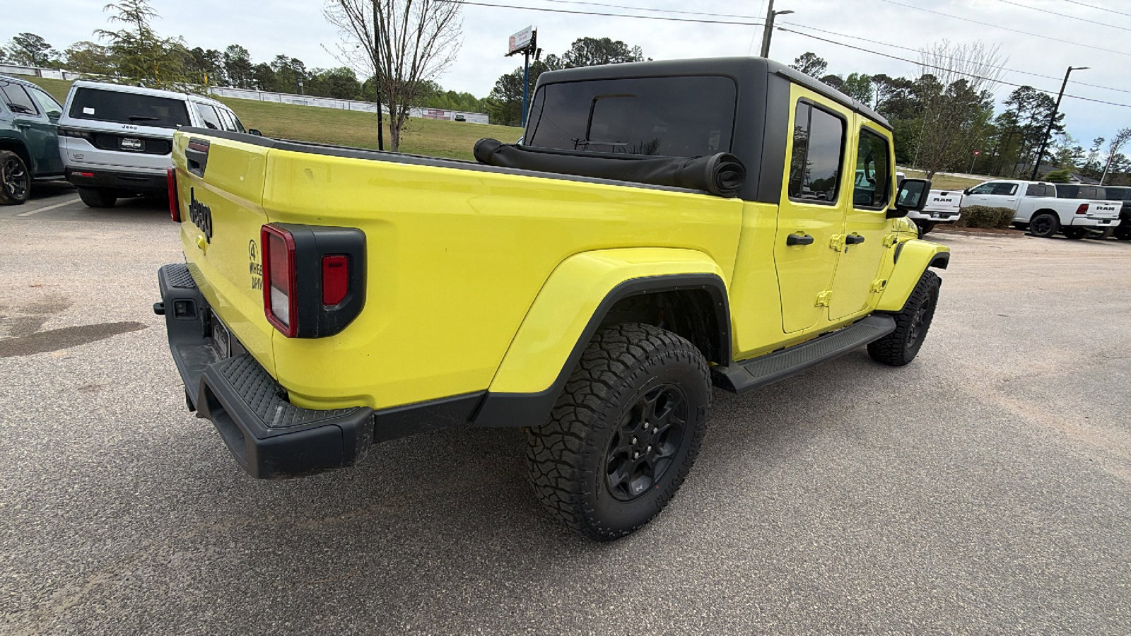 Used 2023 Jeep Gladiator Willys AWD/4WD image 8