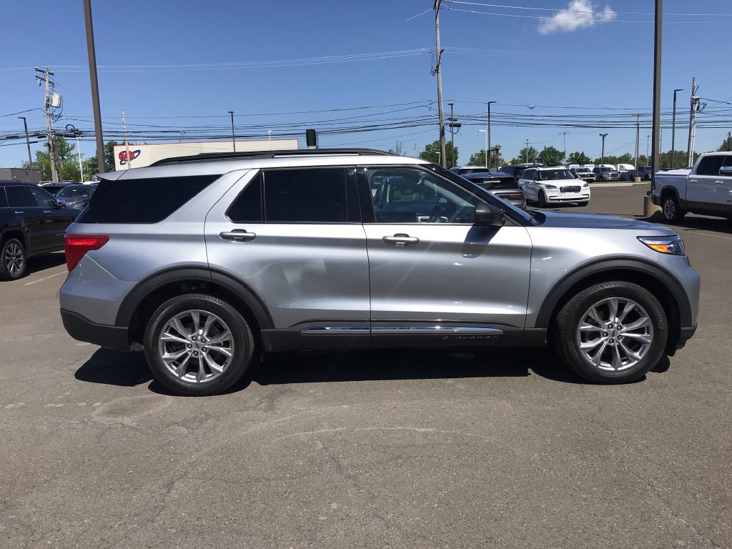 Used 2024 Ford Explorer XLT w/ Equipment Group 202A AWD/4WD image 6