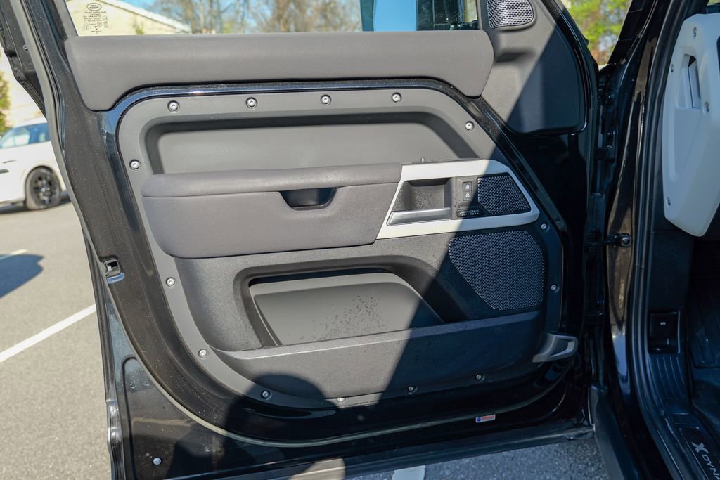 Used 2023 Land Rover Defender 110 X-Dynamic SE AWD/4WD image 17