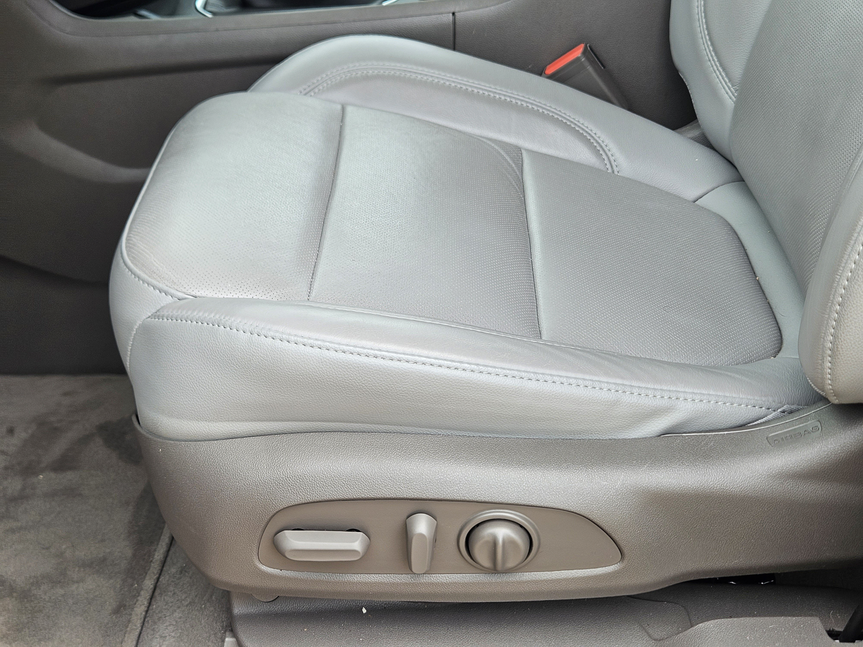 Used 2020 Chevrolet Traverse Premier FWD image 16