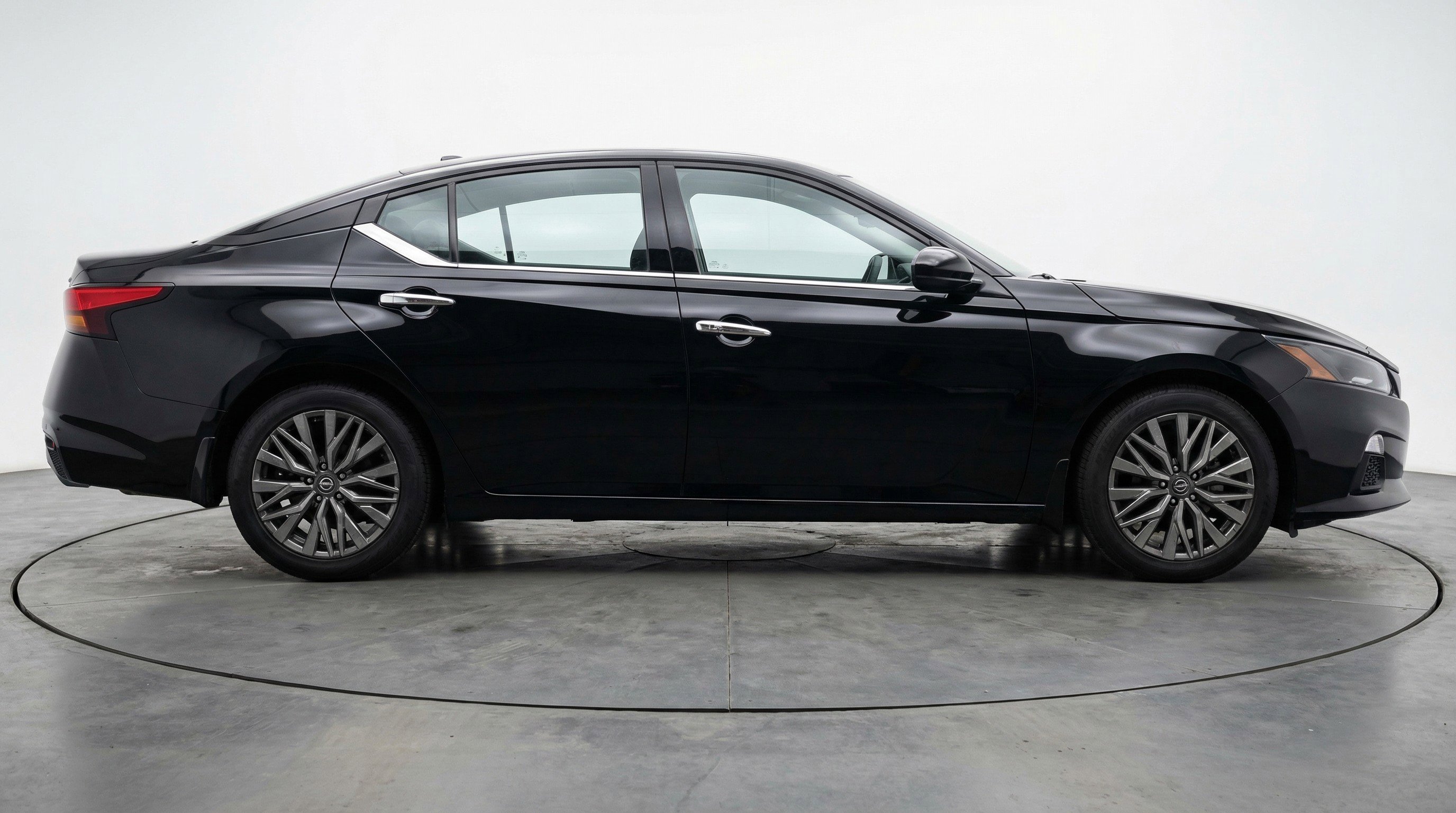 Used 2025 Nissan Altima 2.5 SV FWD image 11