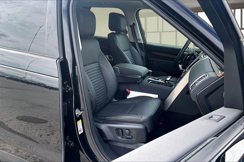 Used 2024 Land Rover Discovery S AWD/4WD image 7