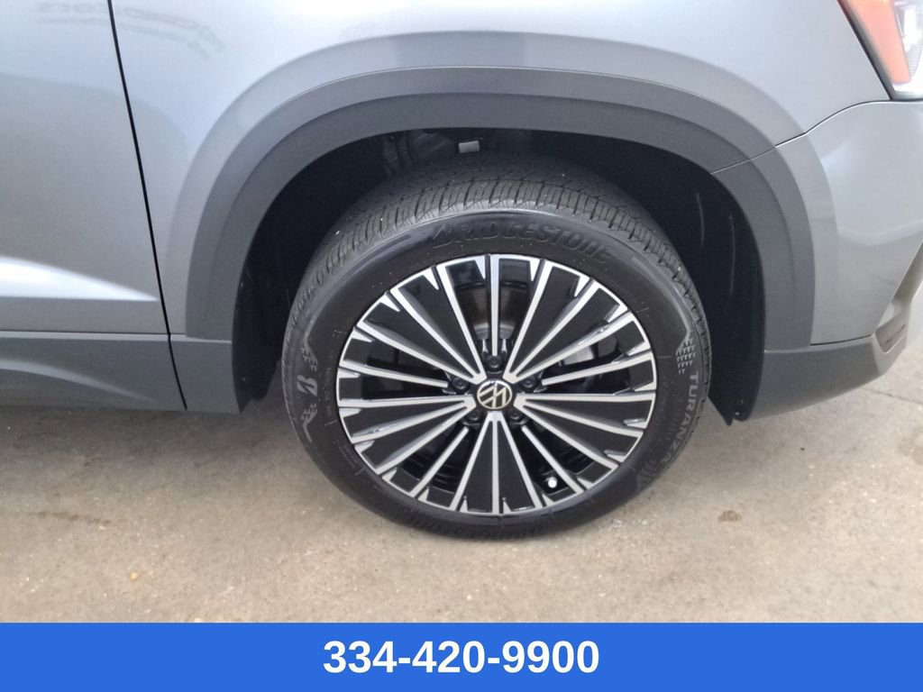 Used 2025 Volkswagen Taos SE w/ Panoramic Sunroof Package image 24