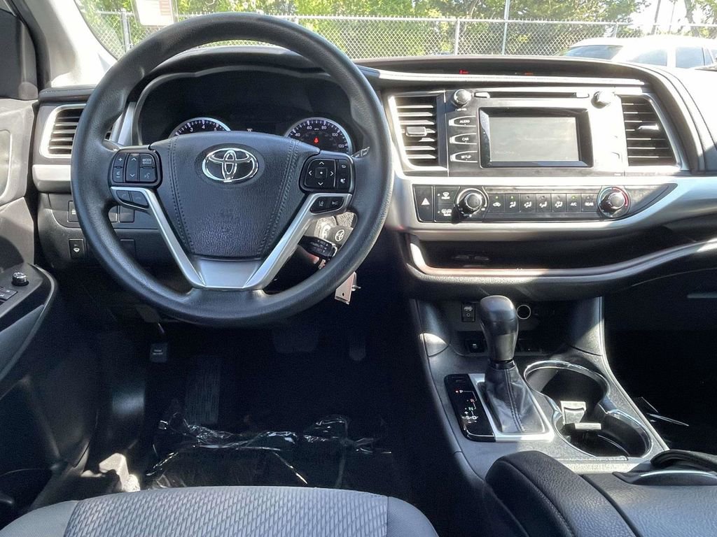 Used 2019 Toyota Highlander LE FWD image 15