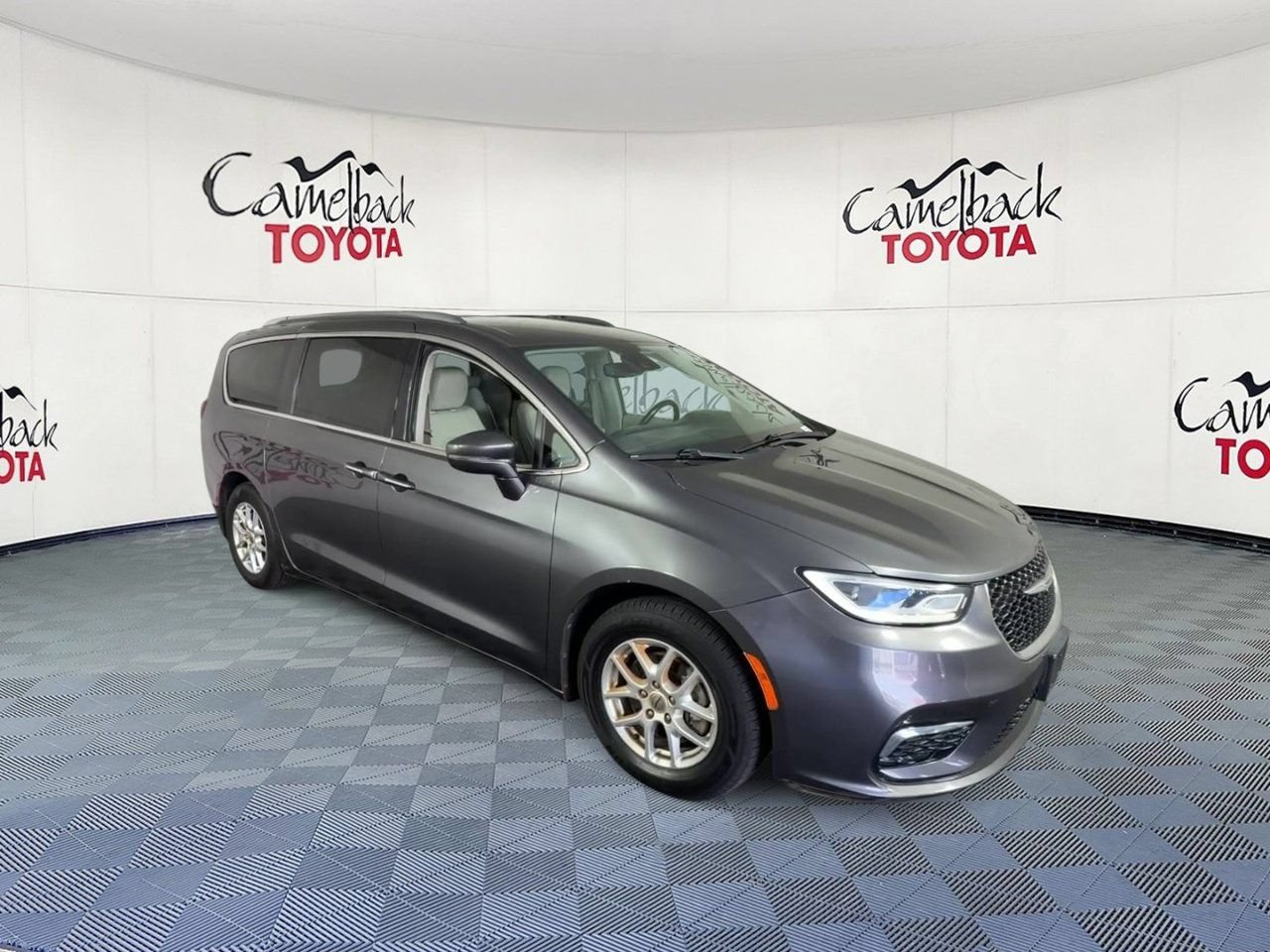 Used 2021 Chrysler Pacifica Touring-L FWD image 5