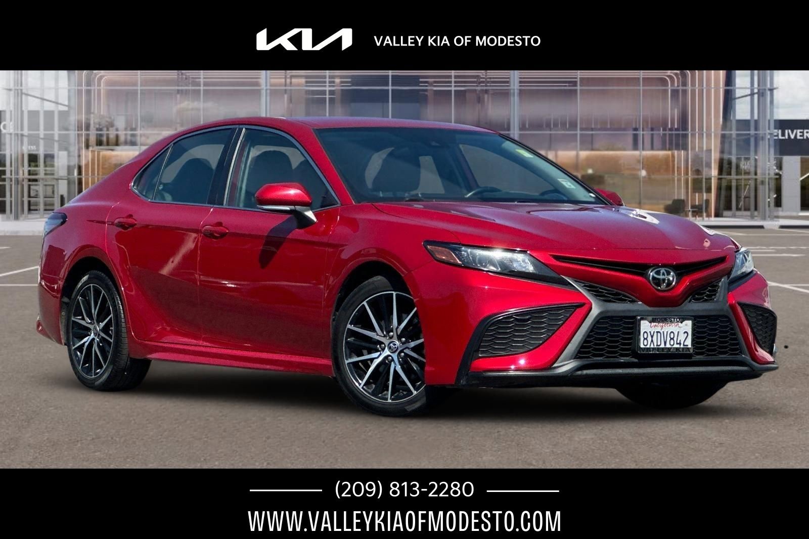 Used 2022 Toyota Camry SE FWD image 1