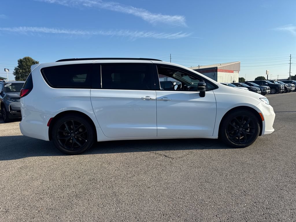 Used 2025 Chrysler Pacifica Limited FWD image 8