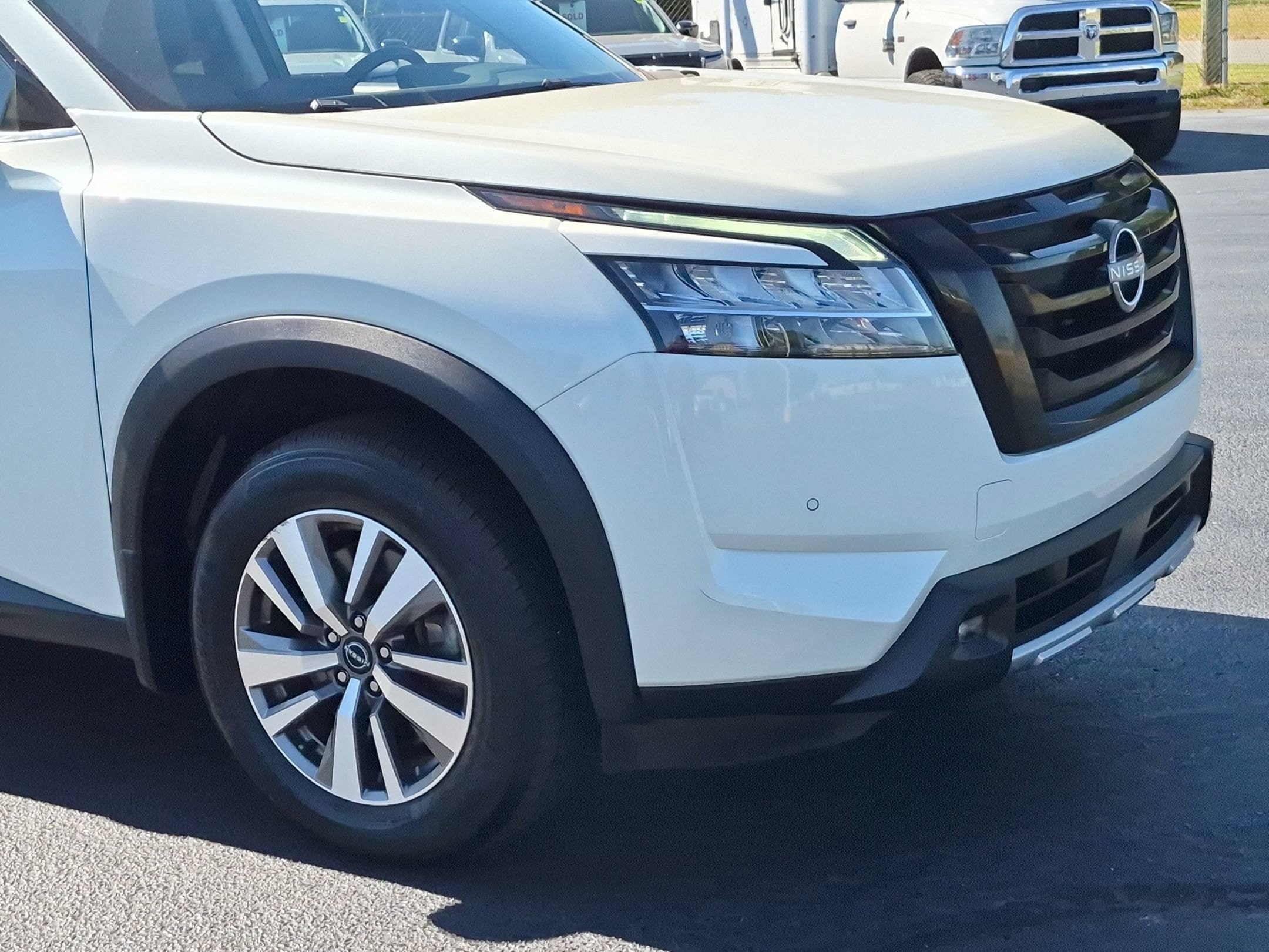 Used 2023 Nissan Pathfinder SL w/ Lighting Package (N92) FWD image 9