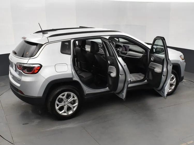 Used 2024 Jeep Compass Latitude image 6