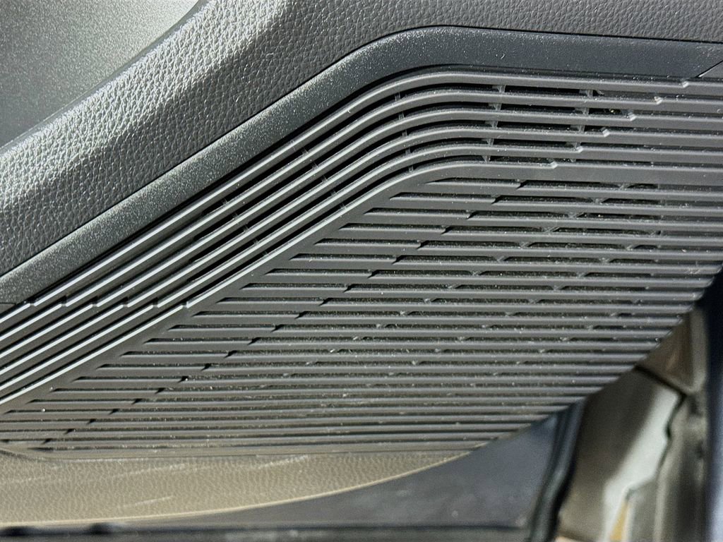 Used 2022 Toyota Venza LE image 21