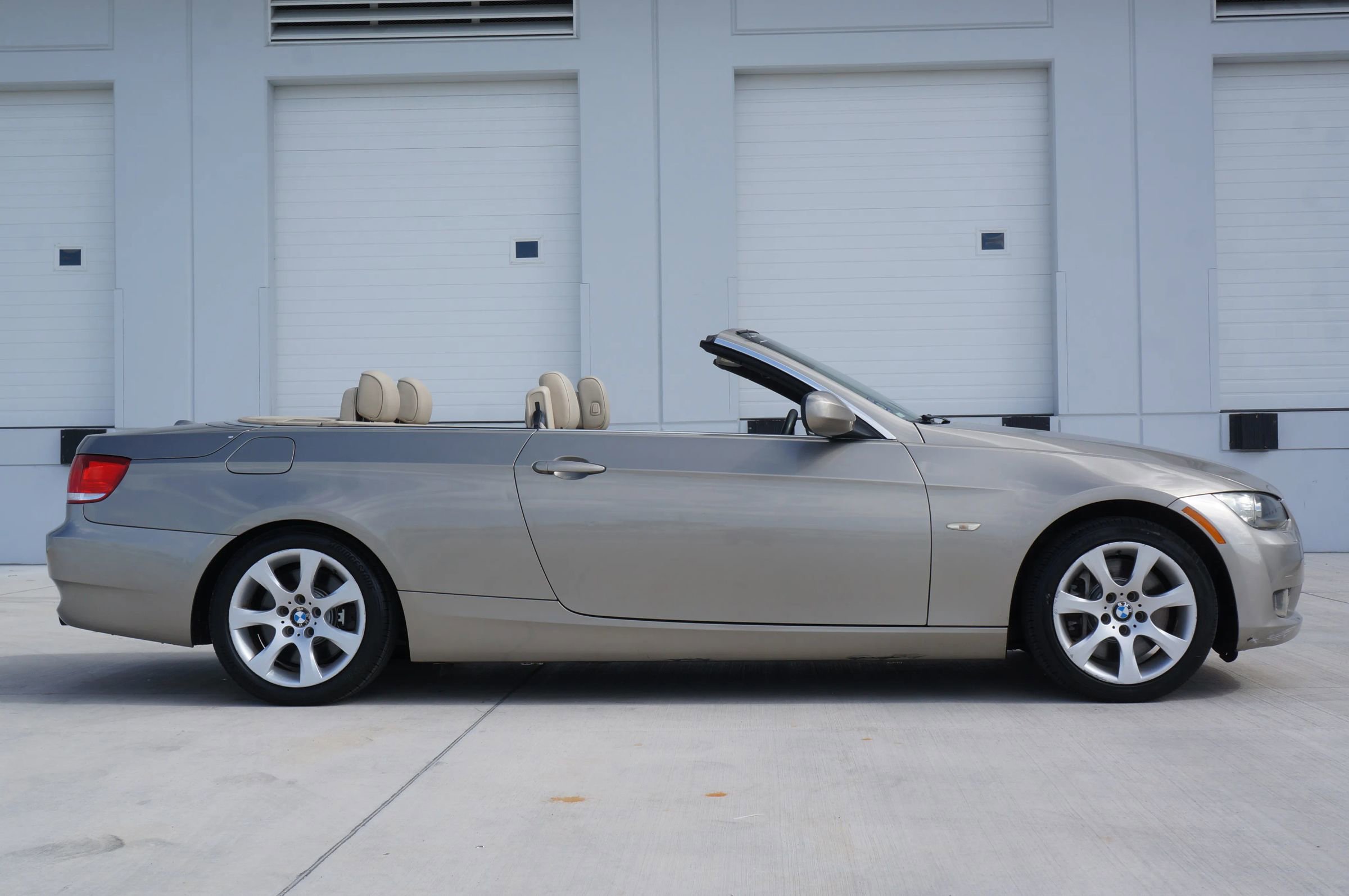 Used 2010 BMW 335i Convertible image 18