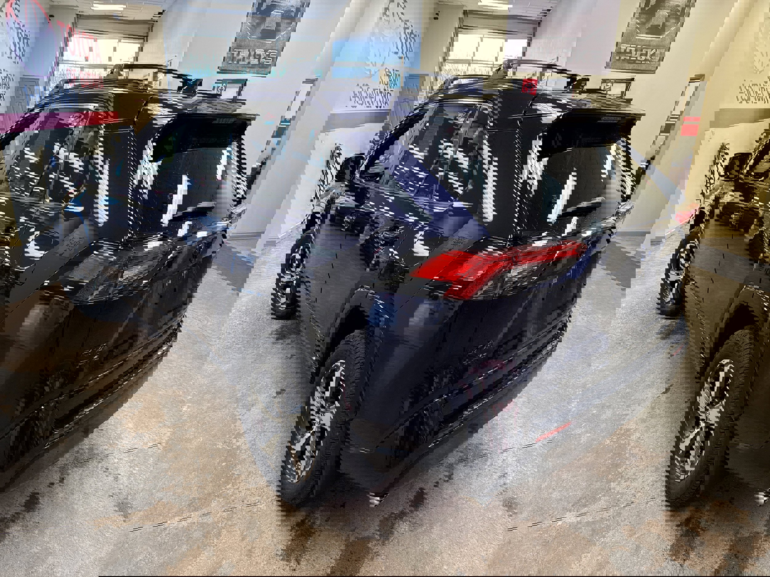 Used 2024 Toyota RAV4 SE w/ Weather & Moonroof Package image 7