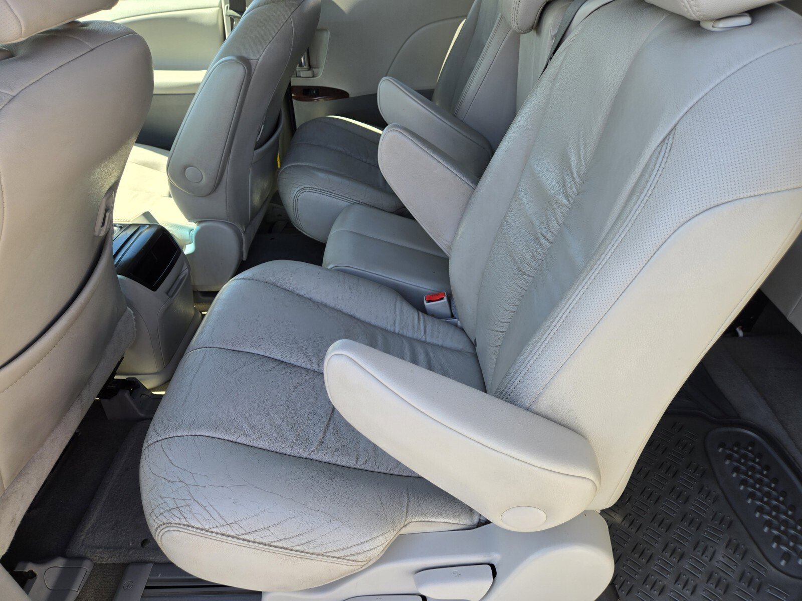 Used 2012 Toyota Sienna XLE FWD image 9