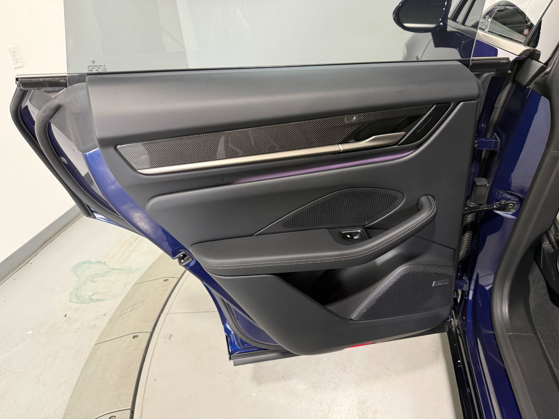 Used 2024 Porsche Macan Turbo Electric AWD/4WD image 32