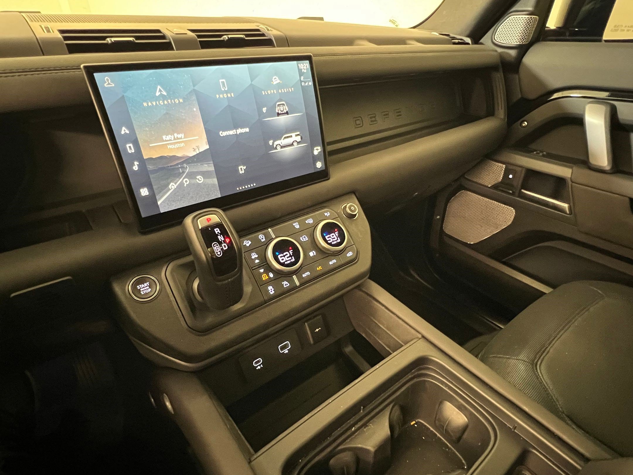 Used 2024 Land Rover Defender 130 X-Dynamic SE image 27