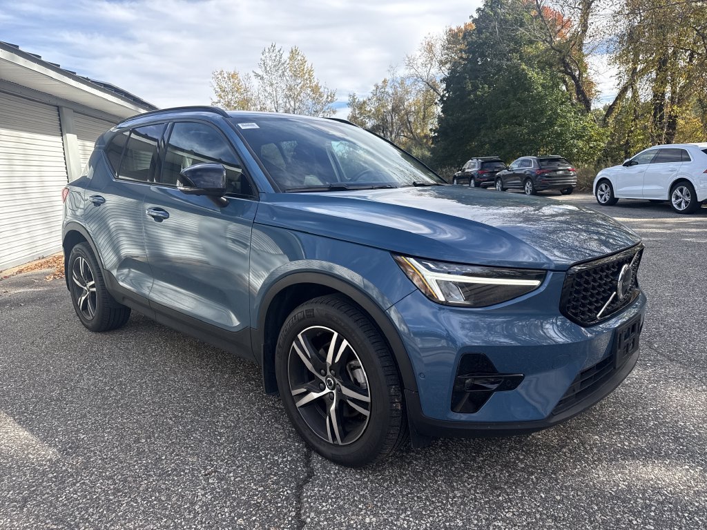 Used 2023 Volvo XC40 B5 Plus w/ Driver Assist Package AWD/4WD image 7