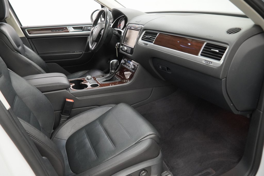 Used 2016 Volkswagen Touareg VR6 image 50