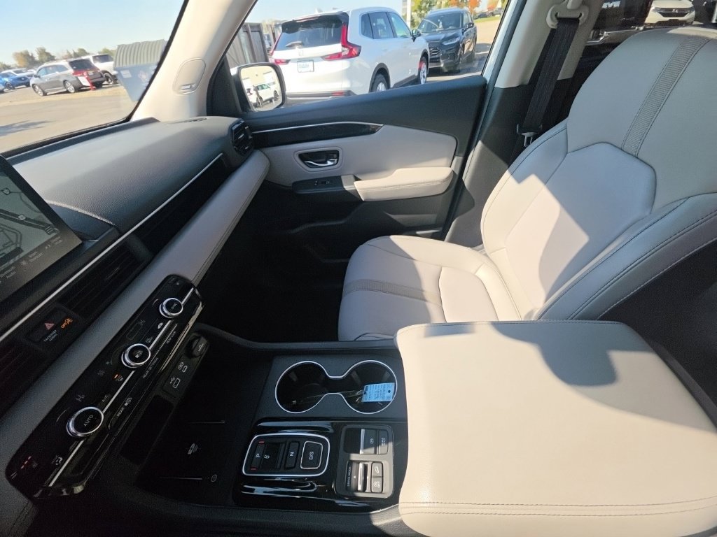 Certified 2025 Honda Pilot Touring image 24
