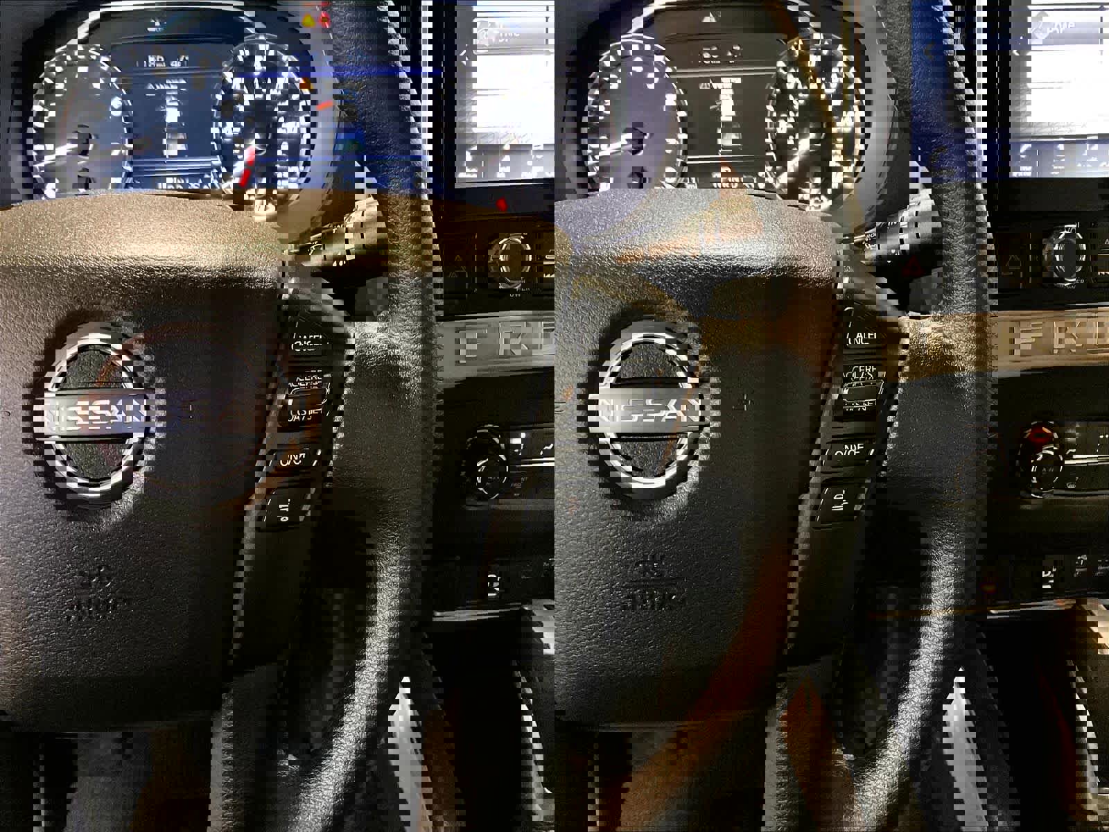 Used 2025 Nissan Frontier SV image 24