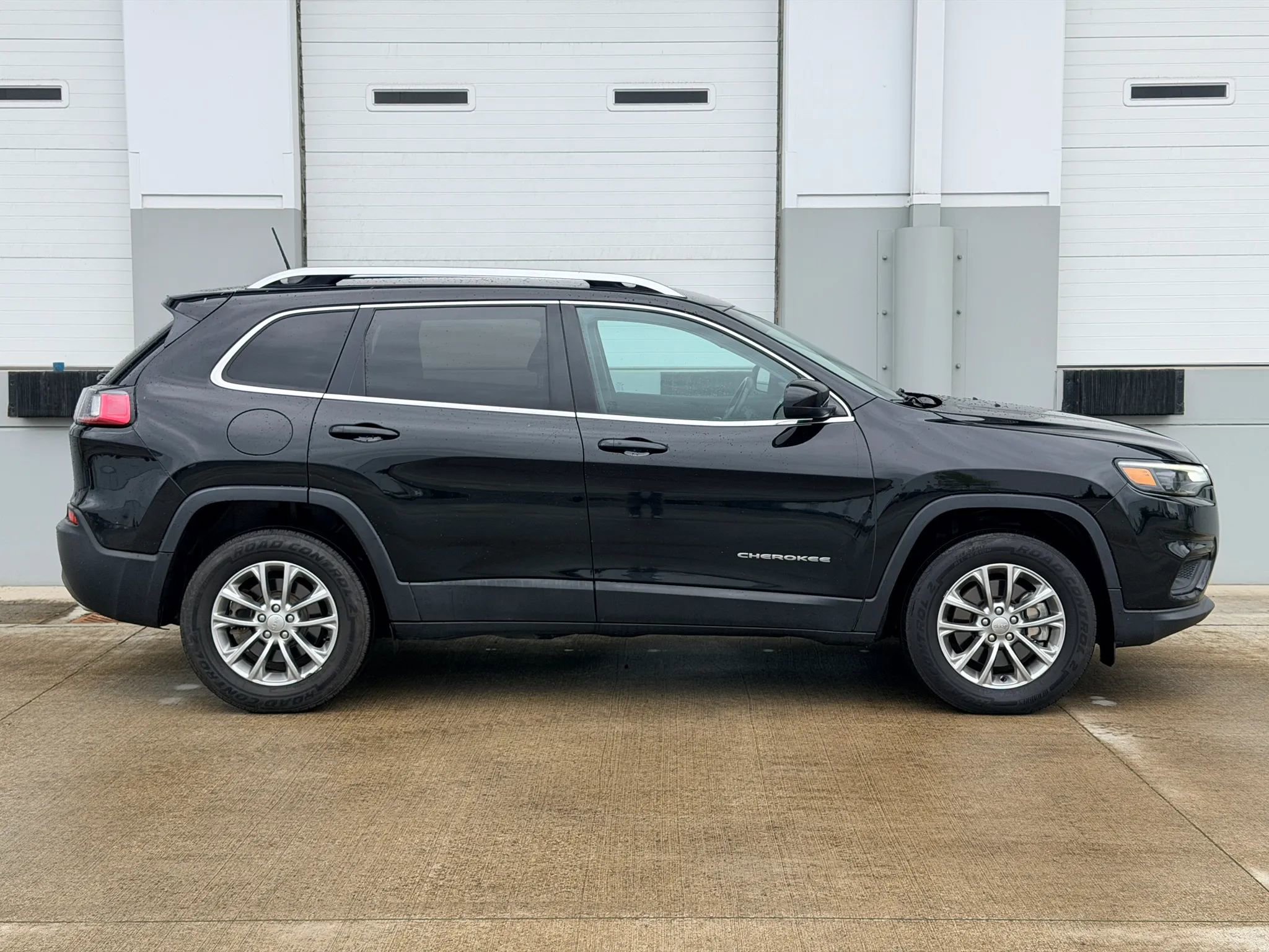 Used 2019 Jeep Cherokee Latitude Plus w/ Cold Weather Group AWD/4WD image 6