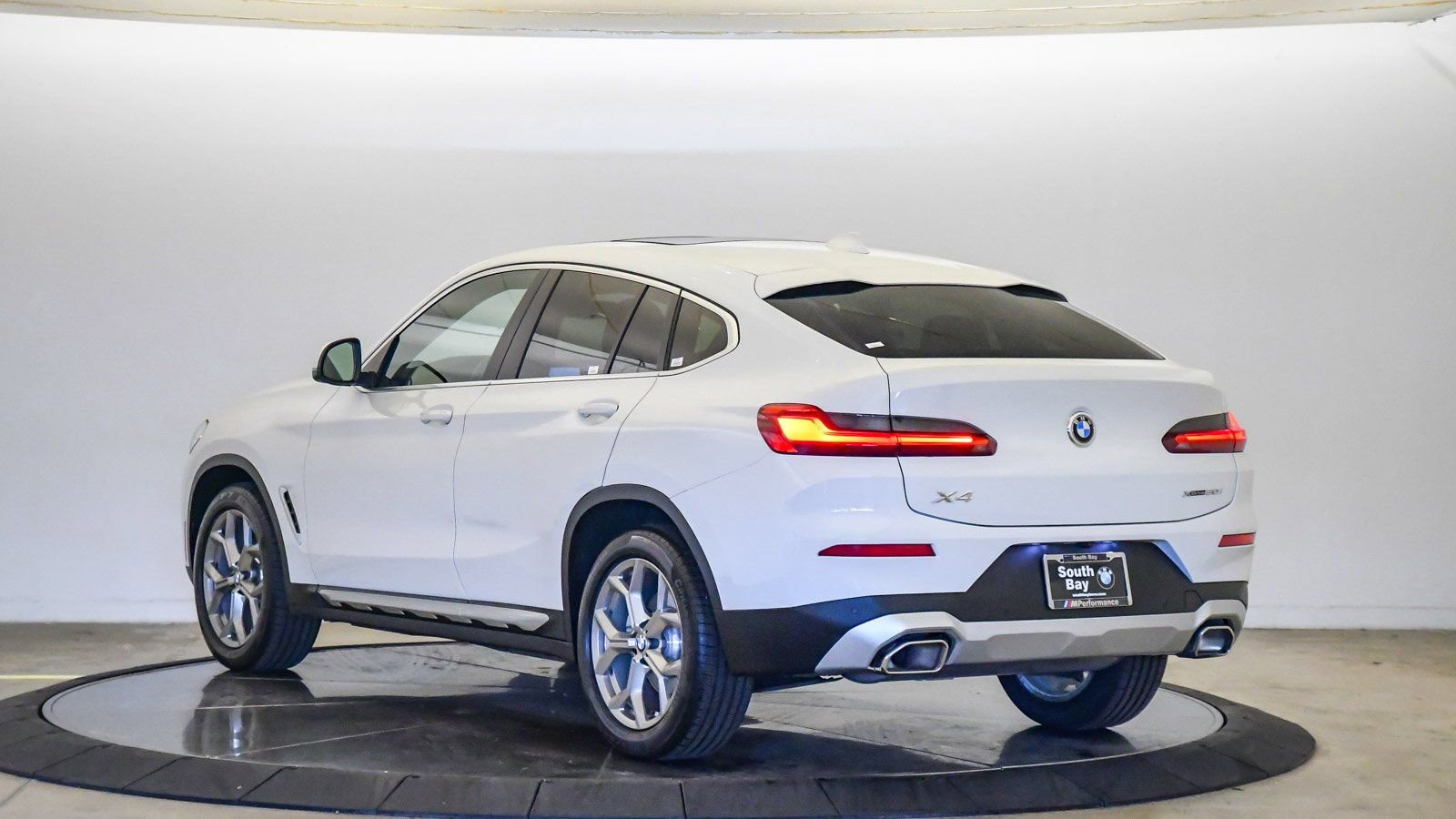Certified 2023 BMW X4 xDrive30i w/ Convenience Package image 2