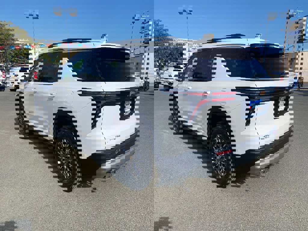 Used 2026 Chevrolet Traverse LT image 11