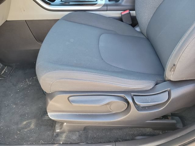 Used 2023 Kia Carnival LX FWD image 12