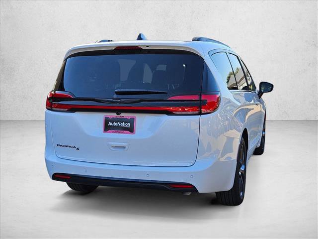 New 2026 Chrysler Pacifica Select image 2