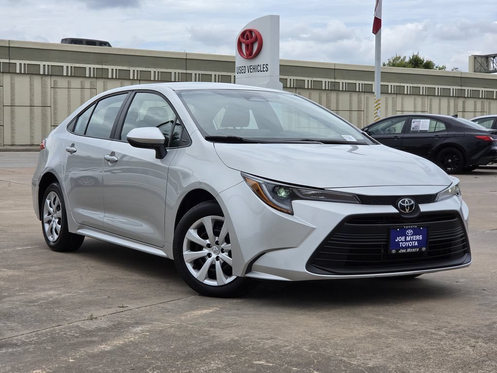 Used 2025 Toyota Corolla LE FWD image 2
