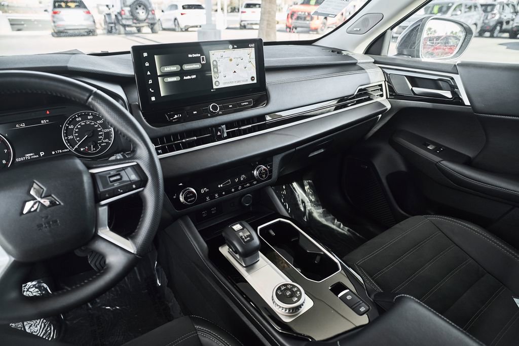 Used 2025 Mitsubishi Outlander SE AWD/4WD image 28