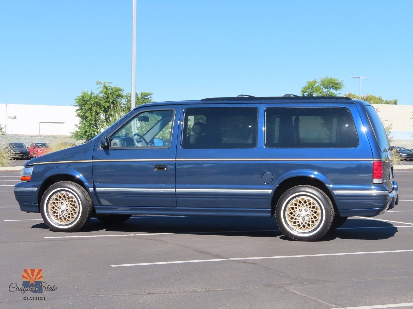 Used 1995 Chrysler Town & Country image 12