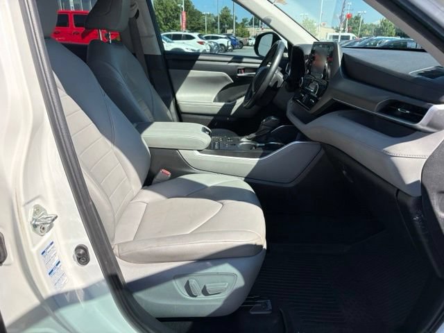 Used 2021 Toyota Highlander XLE AWD/4WD image 21