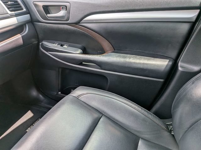 Used 2019 Toyota Highlander XLE FWD image 20