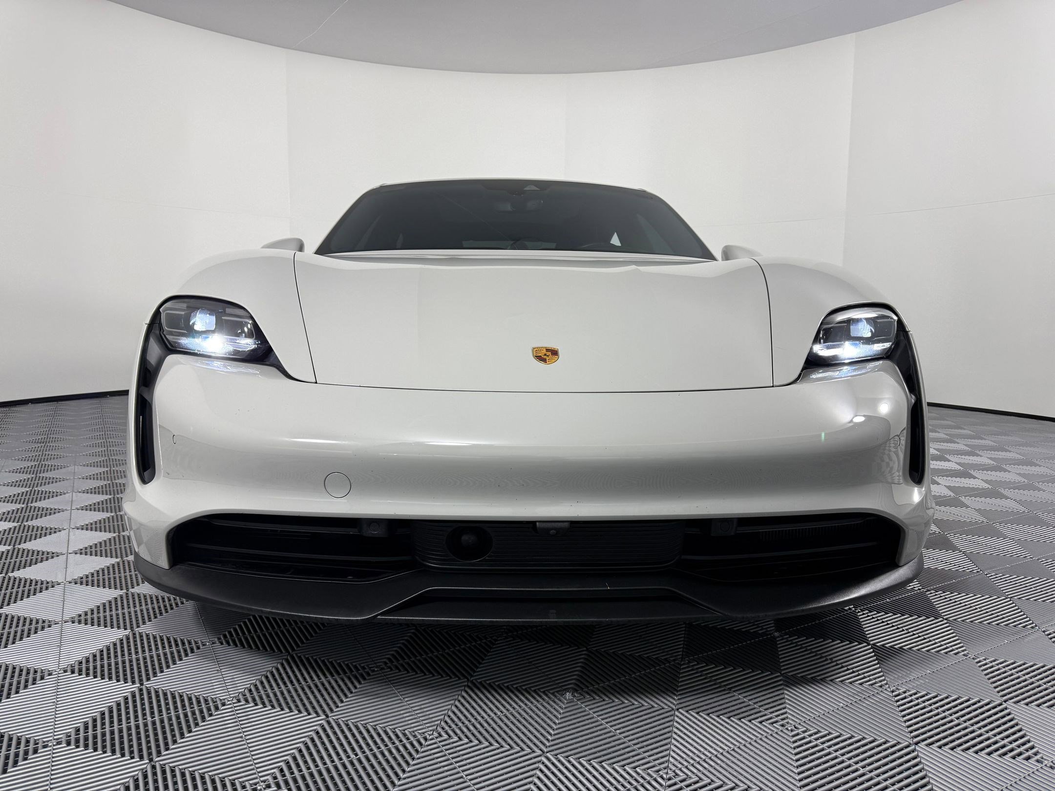 Used 2022 Porsche Taycan image 6