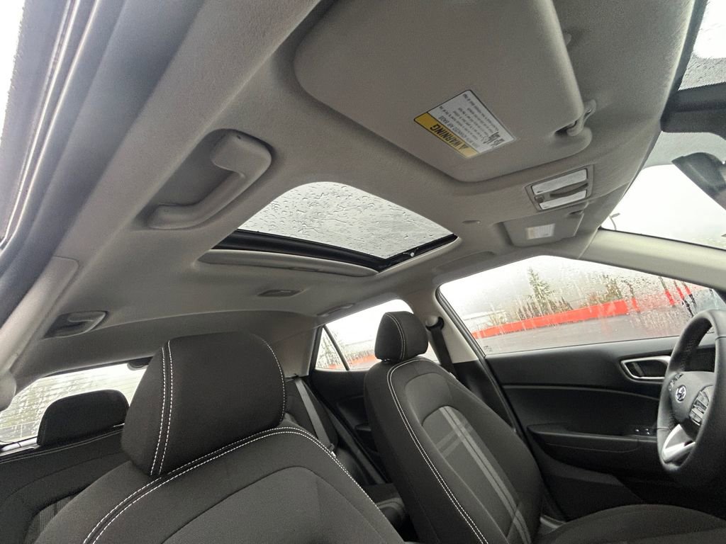 Certified 2025 Hyundai Venue SEL image 27