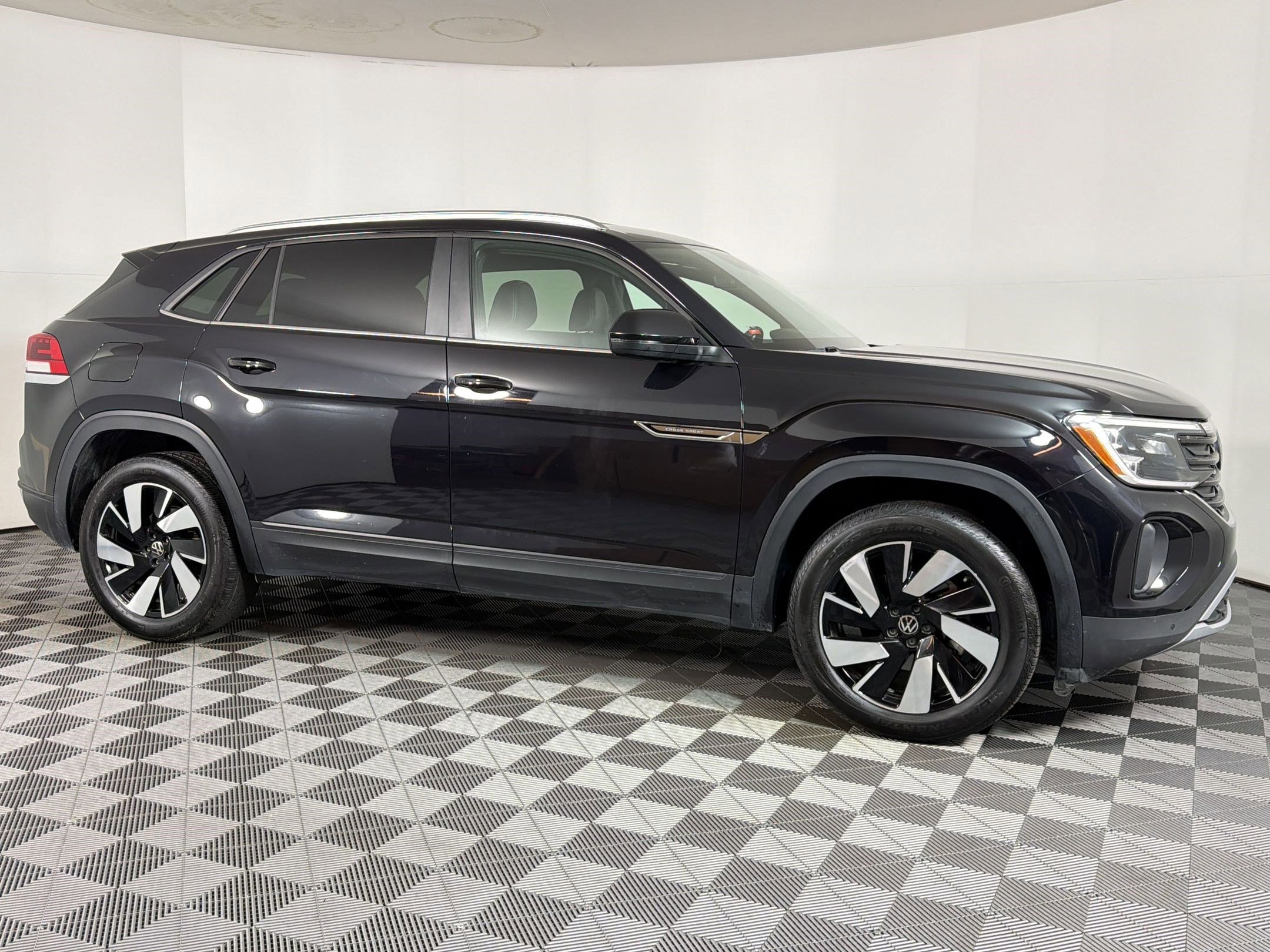 Used 2025 Volkswagen Atlas Cross Sport SE image 6