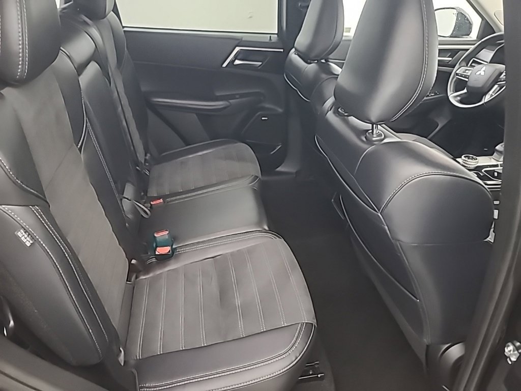 Used 2025 Mitsubishi Outlander SE AWD/4WD image 16