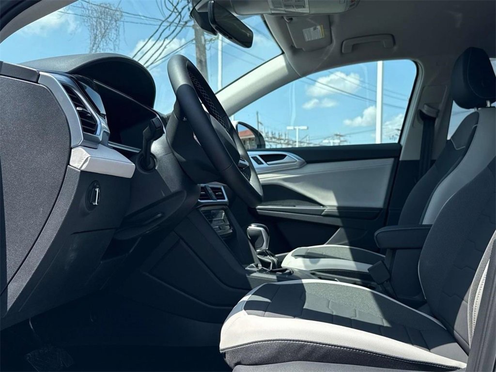 Used 2025 Volkswagen Taos SE image 11