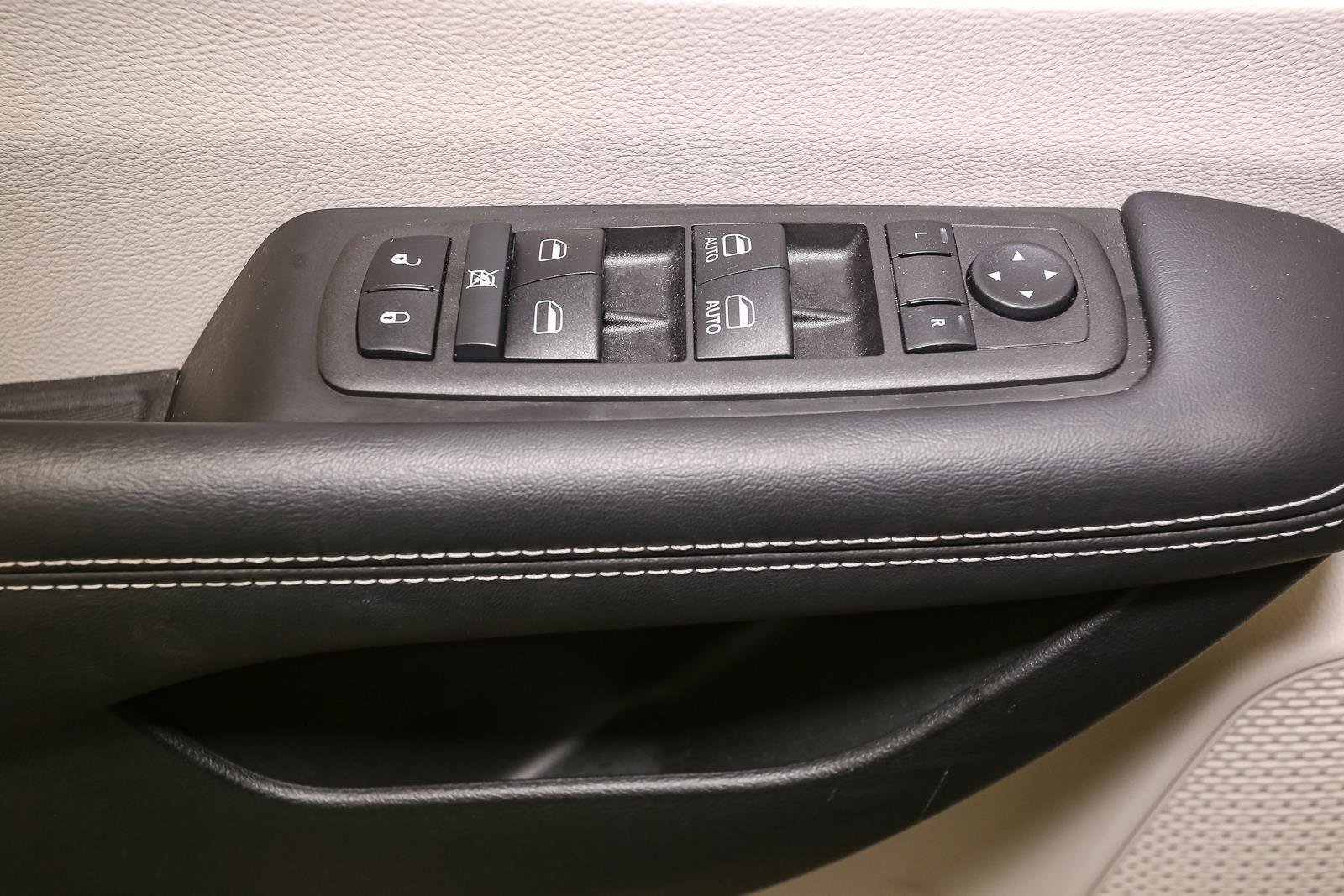 Used 2022 Chrysler Pacifica Touring-L image 40