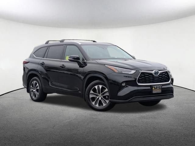 Certified 2024 Toyota Highlander XLE AWD/4WD image 2