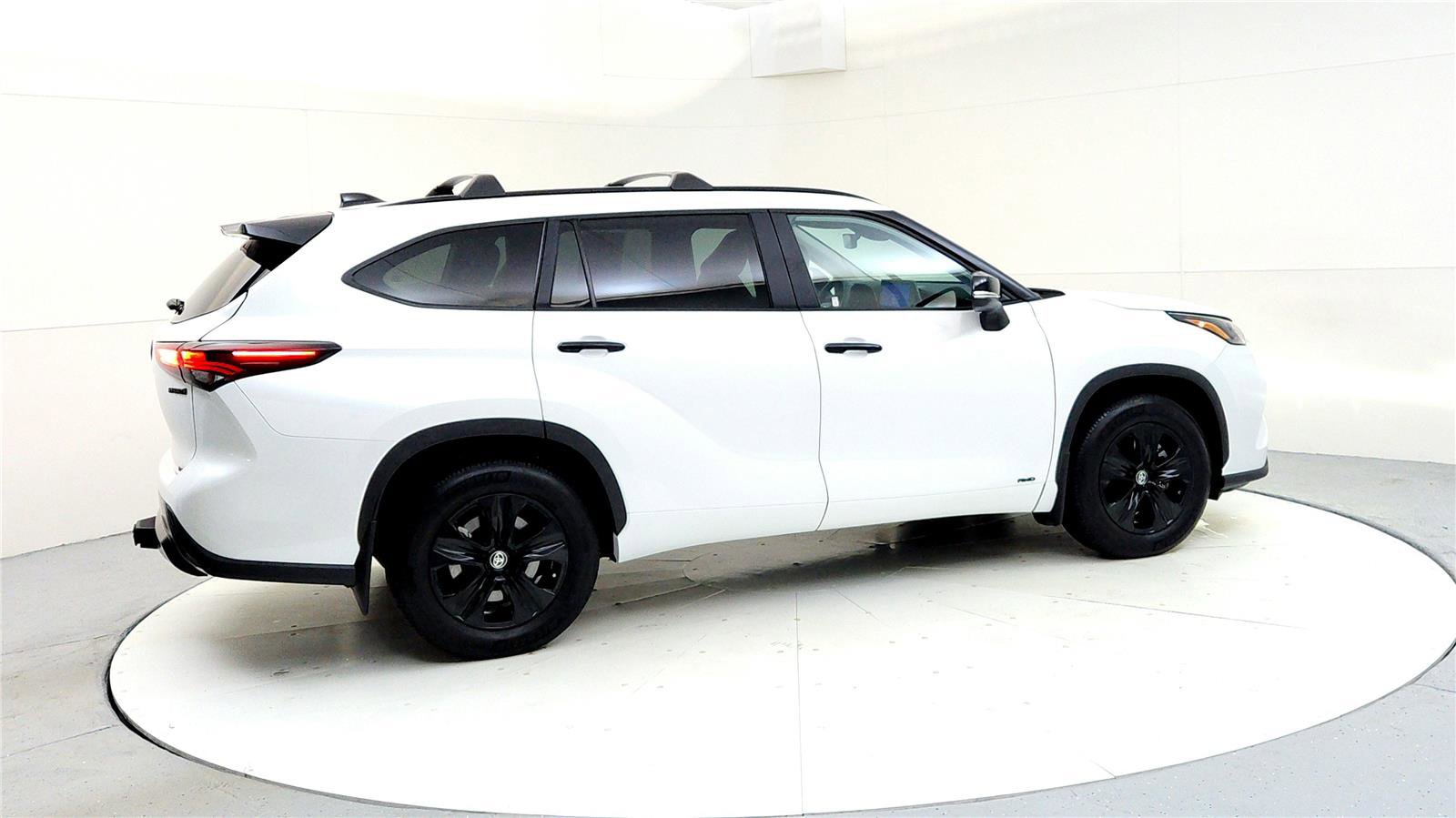 Certified 2024 Toyota Highlander XLE image 6