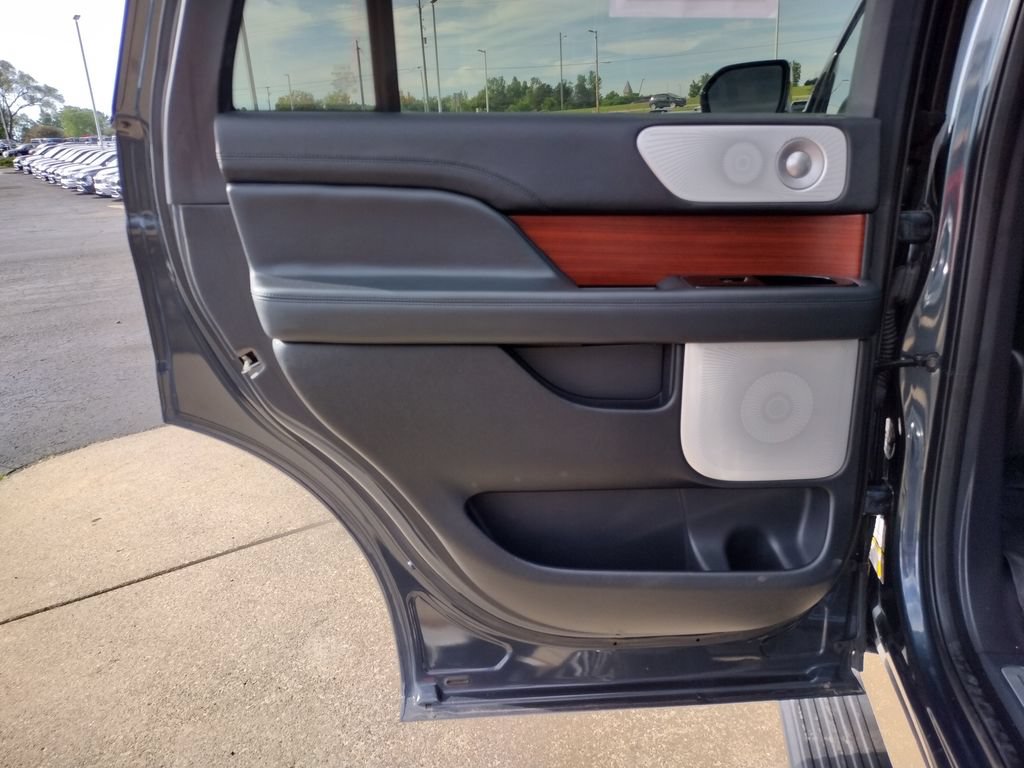 Used 2022 Lincoln Navigator Reserve AWD/4WD image 39