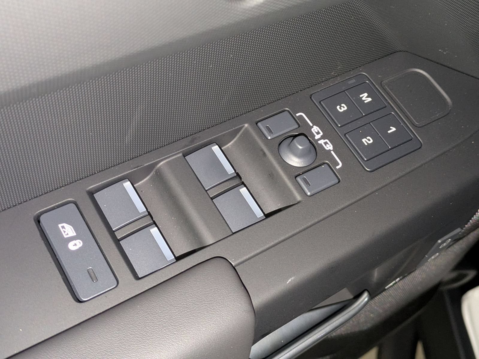 New 2026 Land Rover Defender 130 X-Dynamic SE AWD/4WD image 12