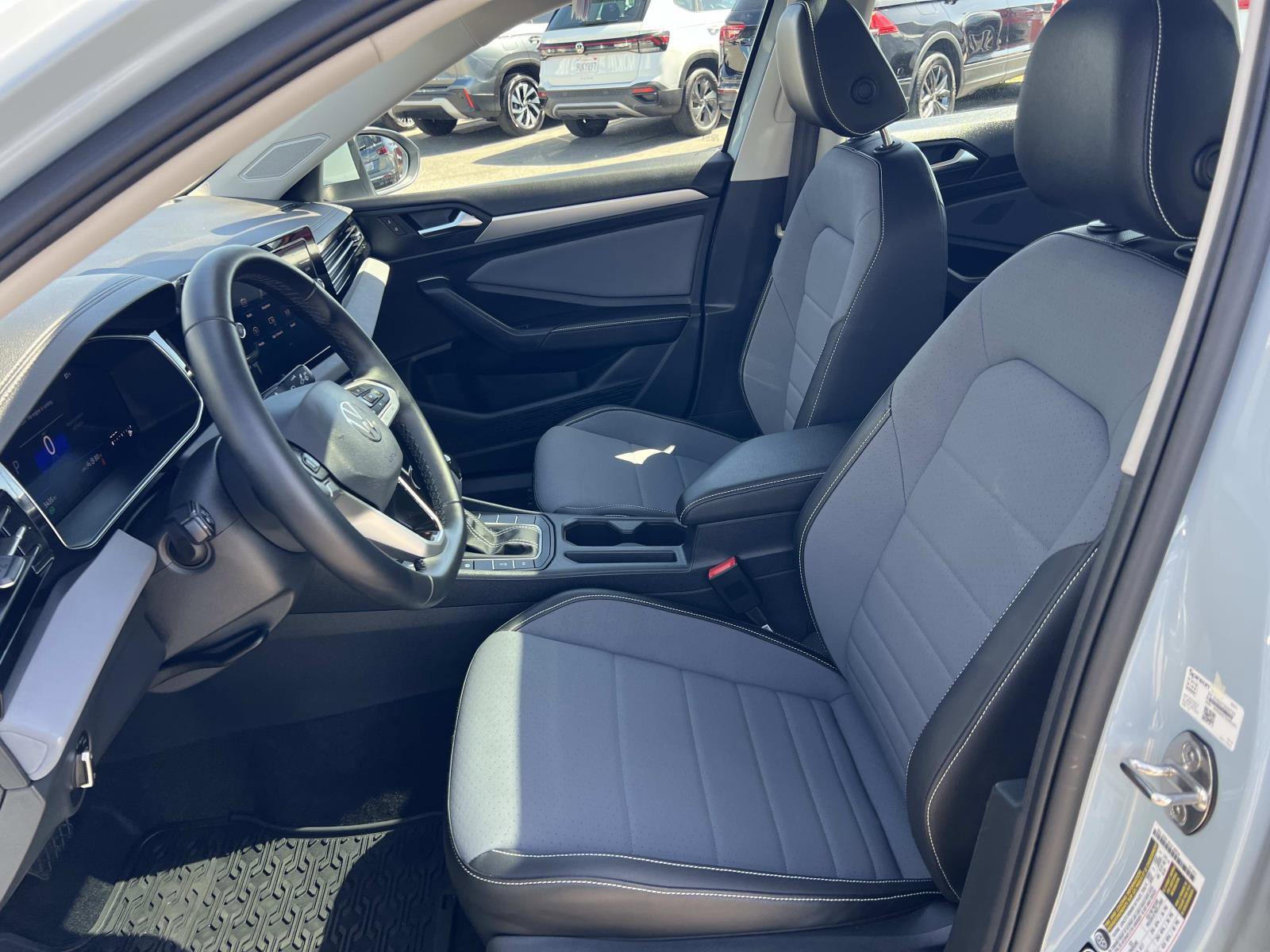Used 2025 Volkswagen Jetta SE FWD image 18