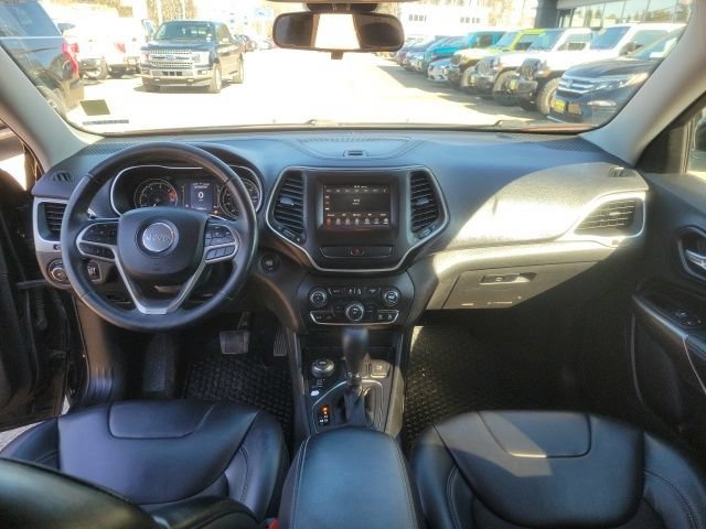 Used 2019 Jeep Cherokee Latitude Plus w/ Cold Weather Group AWD/4WD image 19