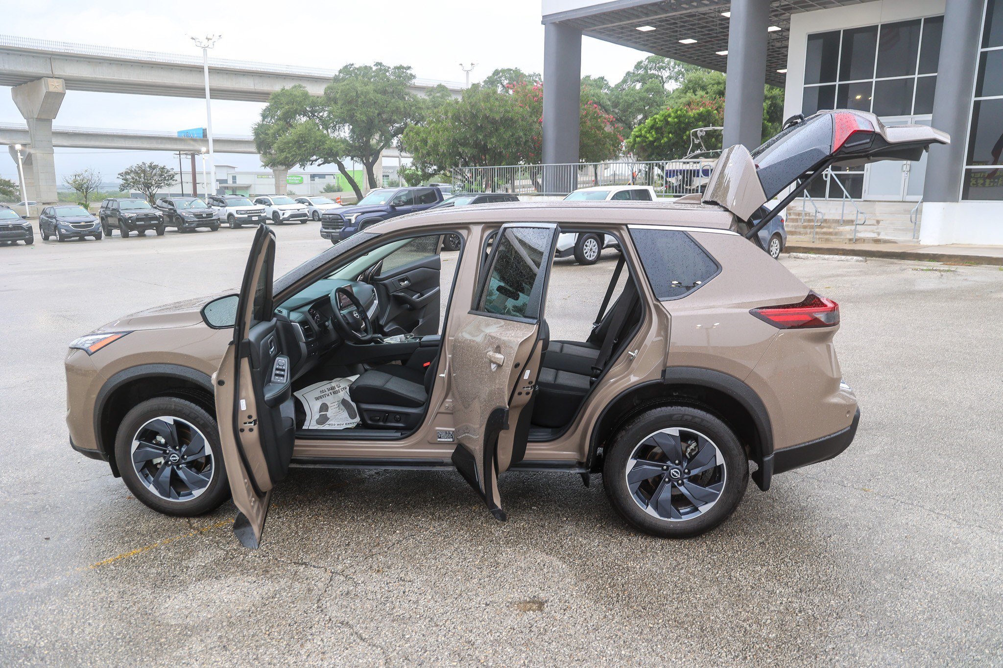 Used 2025 Nissan Rogue SV FWD image 11