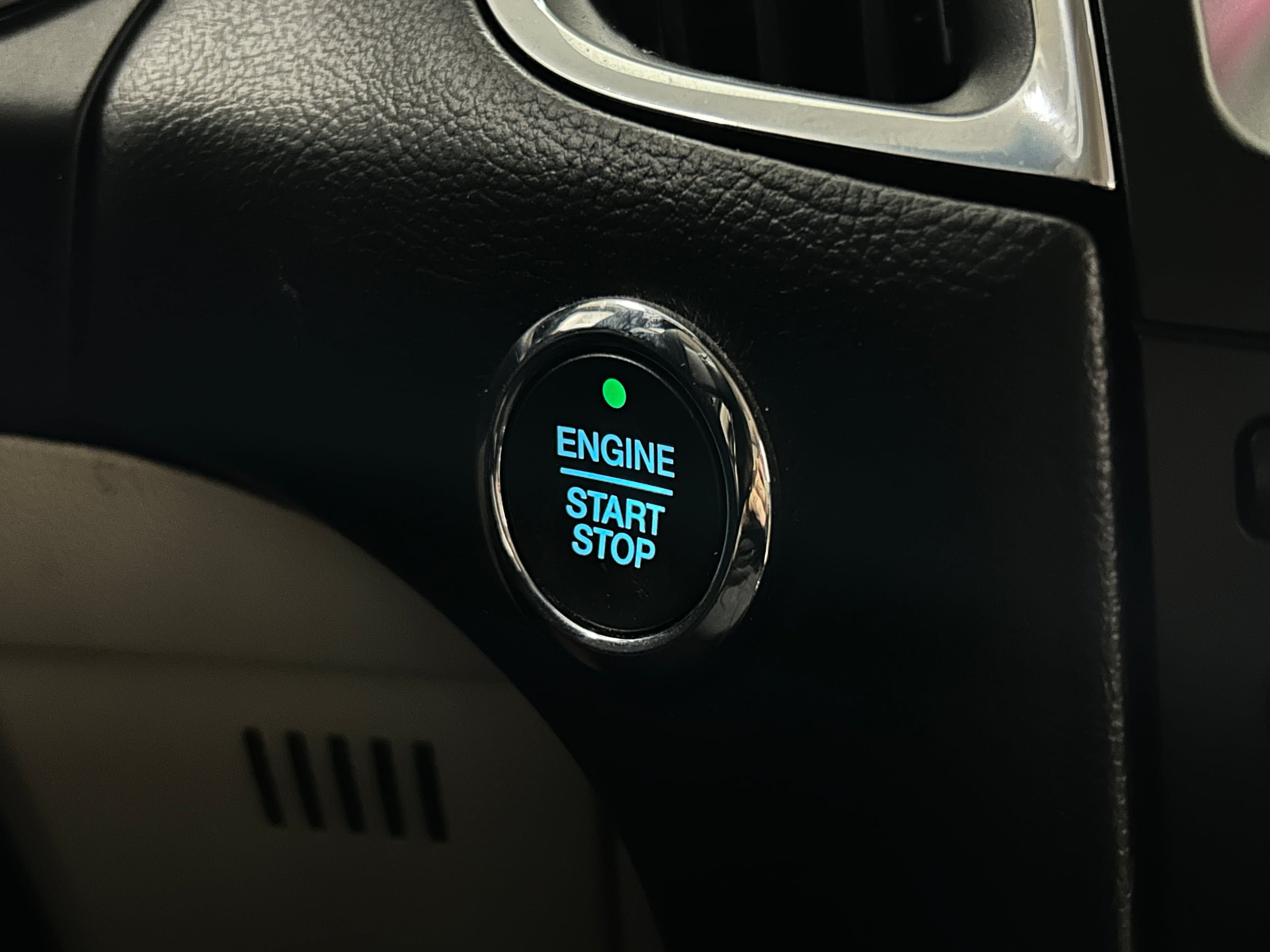 Used 2019 Ford Edge Titanium w/ Cold Weather Package AWD/4WD image 13