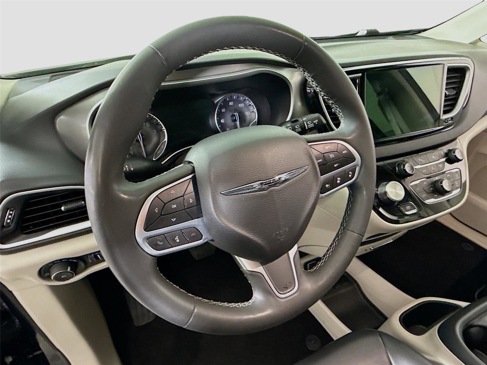 Used 2023 Chrysler Pacifica Touring-L image 5